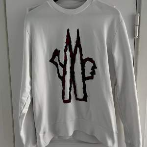 Sweatshirt från Moncler i storlek L passar M. Tröjan är i fint använt skick.