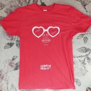 Veronica Maggio merch - Veronica Maggio merch<3 Köpt på Popaganda 2018🌻 Använd enstaka gång!
