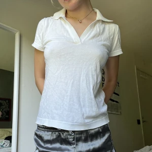 Piké  - Vit bomulls piké tröja. Fint skick o passé till allt