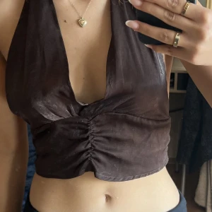 Topp - Brun topp, köpt från Plick. Använt 2 gånger, justerbar i midjan och runt halsen🤩 