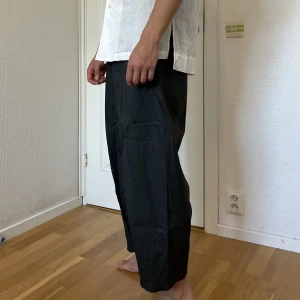 COS byxor - Byxor från COS i bomull. Aldrig använda. 