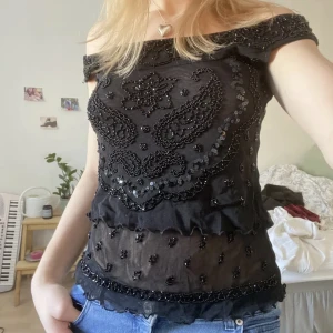 Glittrig festtopp - Svart glittrig festtopp som kan bäras både som linne och off shoulder, skriv för mer bilder 💕