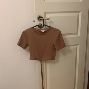 Brun kortärmad i st S - I bra sick