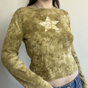 Grön långärmad - Älskar den här tröjan!! Jättefint mönster och skick och sitter så fint på! Pris går att diskutera!<3