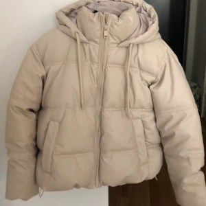 Jacka  - Säljer min fina zara jacka som jag knappt haft på mig. Strlk S och i liknande skinn material. 