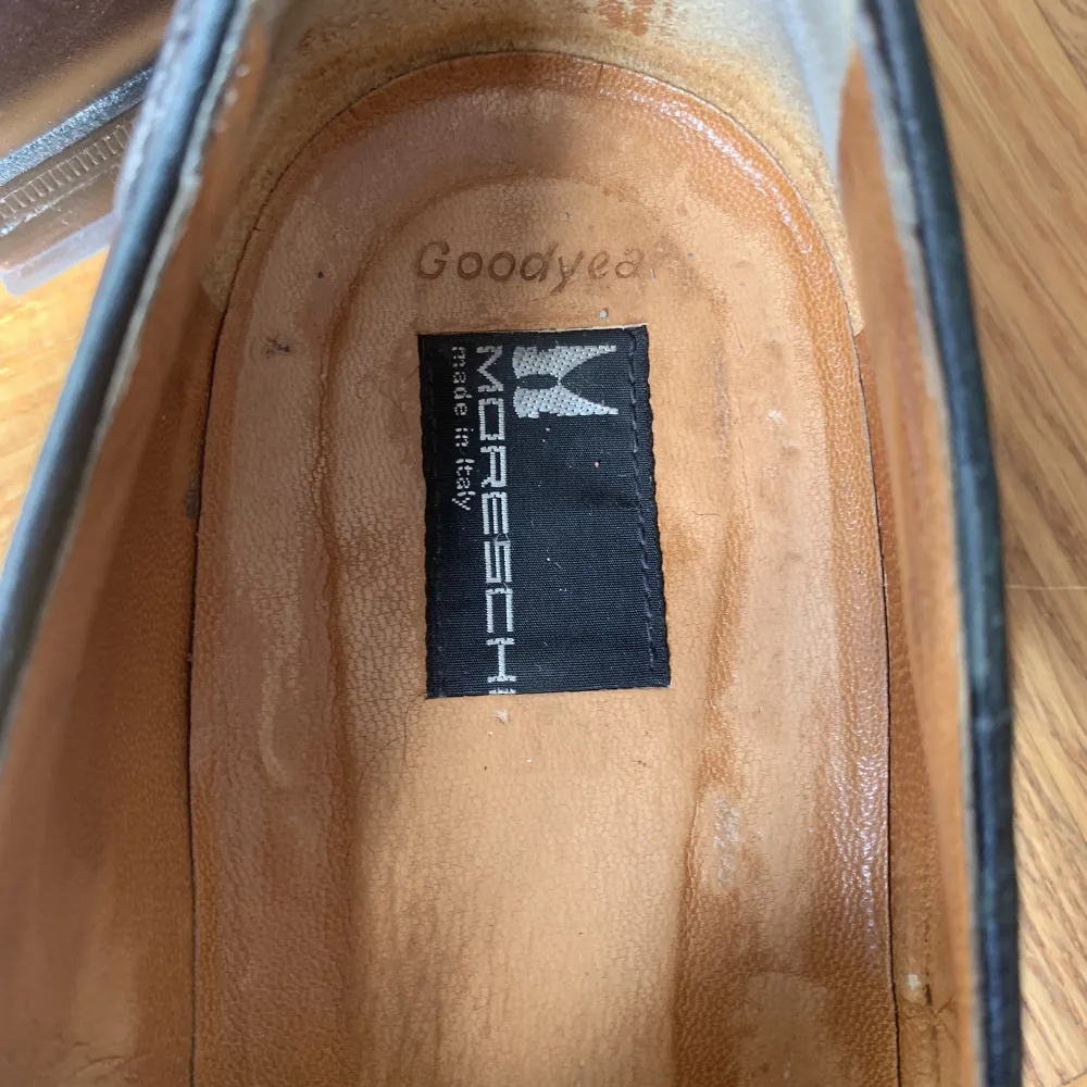 Klassiska ”tassel” loafers från ikoniska lyxmärket Moreschi. Inga defekter förutom att de har anmärkning på användning på sula etc. . Skor.