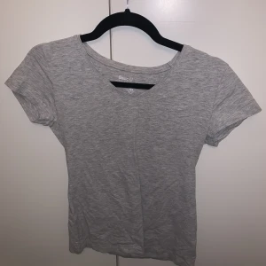 T-shirt  - Grå T-shirt 