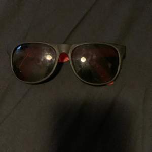 Jag säljer dessa för jag passar inte riktigt i denna typen av solglasögon dom är inte använda någon gång:)