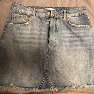 Jeanskjol  - En ljusblå jeanskjol med lite slitningar och knappar. Den är köpt från gina tricot och knappt använd då den är för stor. Det är passar även storlek 38