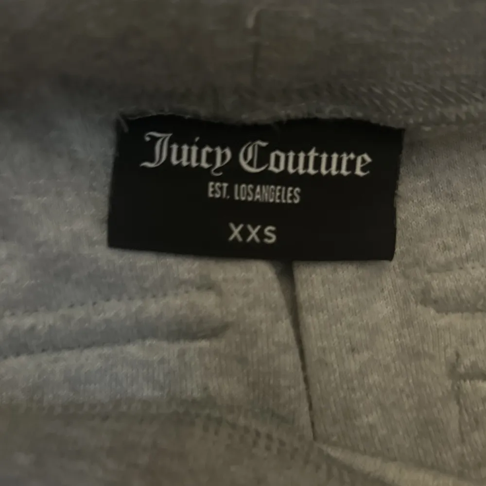 Juicy Couture byxor i jättefint skick använda ett fåtal gånger men används då inte längre, priset kan diskuteras!. Jeans & Byxor.