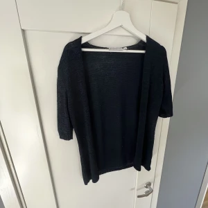Kortärmad kofta  - Fin mörkblå kortärmad kofta, perfekt nu till sommaren!