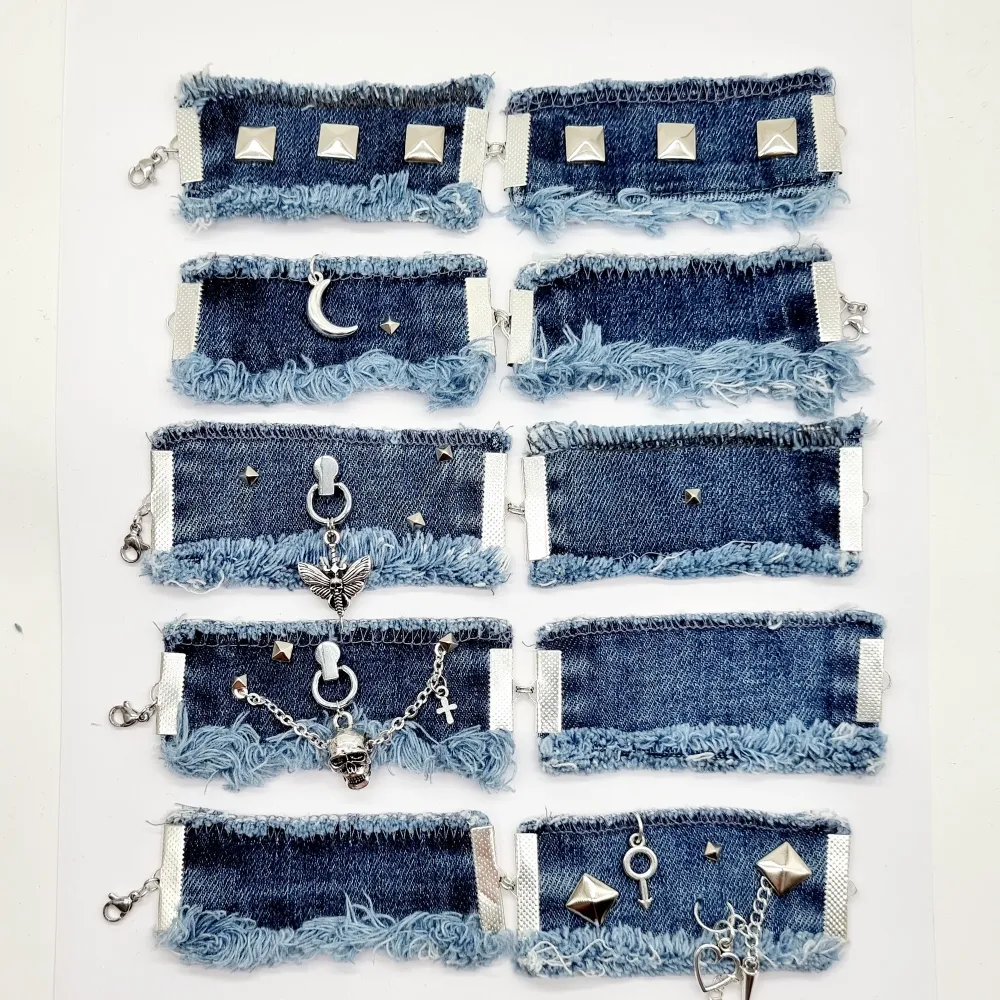 ●Handgjort upcycled armband Material-textil jeans, zinklegeringar, rostfritt stål. Nickel fri. Armbandslängd: 18,5cm höjd-3,5cm, 140kr. Accessoarer.