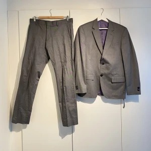 Matinique grå kostym 48/Medium - Hej, säljer en ljusgrå kostym från Matinique i storlek 48/Medium. Passar mig som är 180cm perfekt. Lite ledigare passform och sitter inte så stramt. Ny kemtvättad samt helt nya knappar på båda ärmar samt magen. Ren och i perfekt skick. Nypris runt 3000kr.