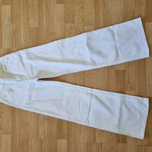 Selling a my white jeans, bought at H&M a year ago and only been worn once, good as new. Unfortunately they don't fit me anymore.