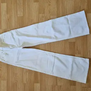 Selling a my white jeans, bought at H&M a year ago and only been worn once, good as new. Unfortunately they don't fit me anymore.