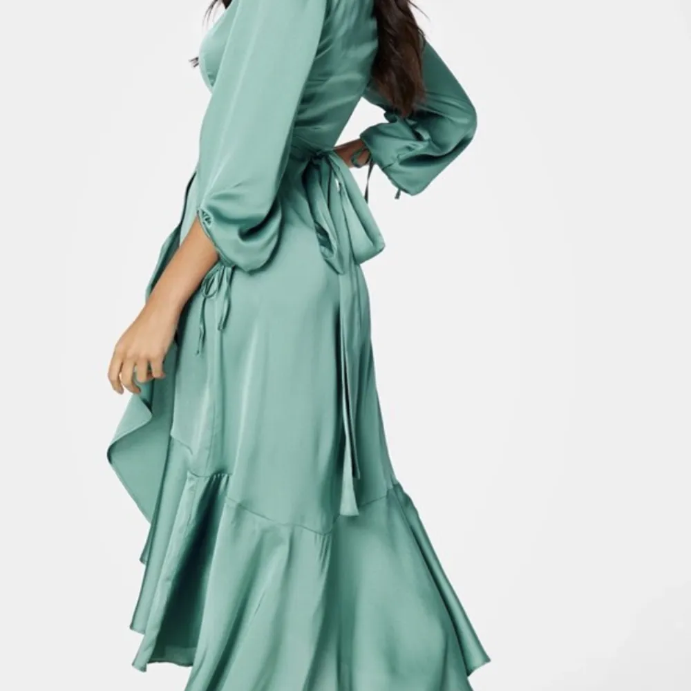 Gilda Wrap Dress BUBBLEROOM OCCASION. Helt ny klänning som inte har använts och kan inte lämna tillbaka. Köpt för 999kr. Storlek XL. Färgen är Petrol-green. . Klänningar.