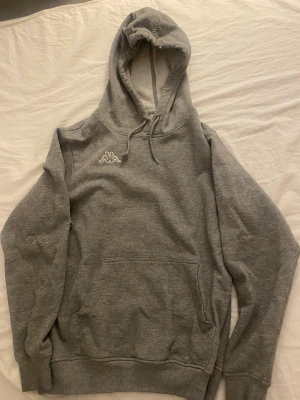 Kappa hoodie - 🩷snöret är sönder 🩷okej skick 🩷skickas nytvättad 🩷passar som S