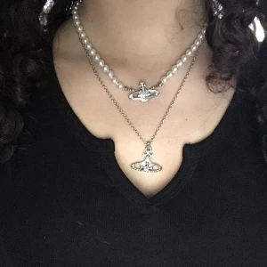 Vivienne westwood  - Säljer dessa två halsband  ! Buda ! 