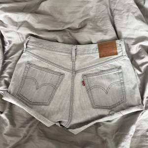 Säljer mina perfekta jeansshorts. De är ljusgrå i färgen och från Levis. Storlek W28. Skriv om du vill ha fler bilder eller har frågor💗💗(använd gärna köp nu!!)