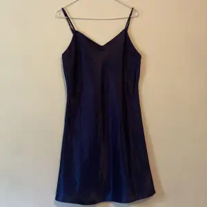 Djupblå ”siden” klänning. Superskönt, tunt, material! 
