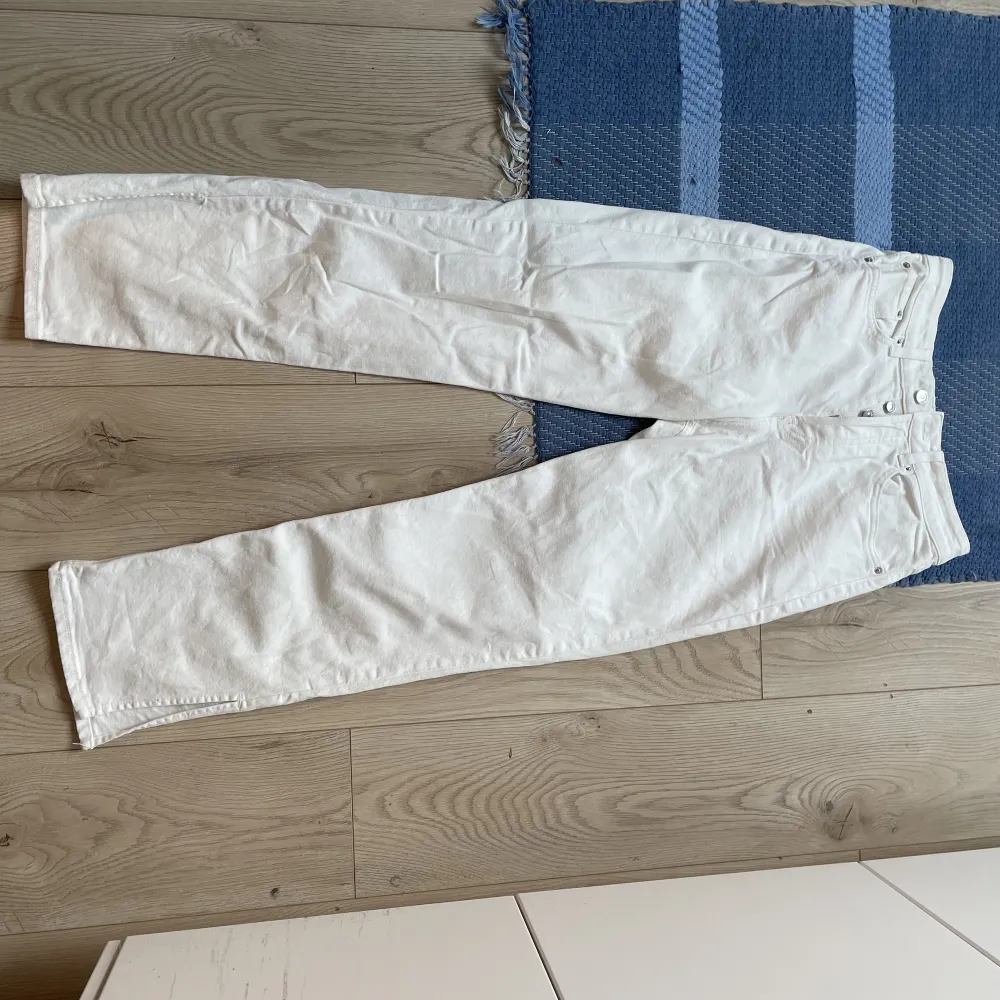 Säljer dessa ursnygga vita jeans från H&M! Endast använda 2 ggr🌸 Säljer dem pga att de har knappstängning vilket jag inte gillar (se bild 3). De har en snygg kapning längst ner som gör de ascoola!  Skickar bilder på begäran☺️💛. Jeans & Byxor.