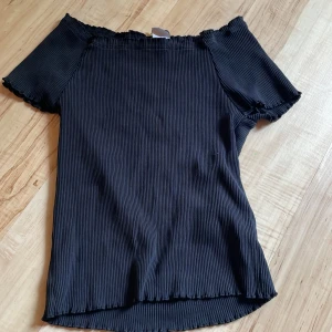 Jätte fin men den är för liten för mig - Den är jätte fin materialet känns jätte bra❤️Och jag köpte den från Lindex