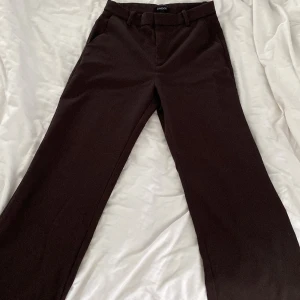 Byxor  - Raka kostymbyxor, storlek 36. Använt fåtal gånger. 
