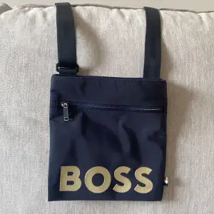 (äkta) Hugo boss väska  I ny skikt ej använt  Färg: Märk blå och guld  Köpt för 1100