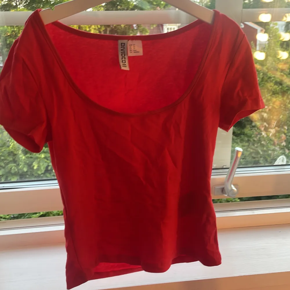 fin kort röd t shirt som inte är använd. Ny köpt från hm.. T-shirts.