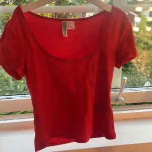 fin kort röd t shirt som inte är använd. Ny köpt från hm.