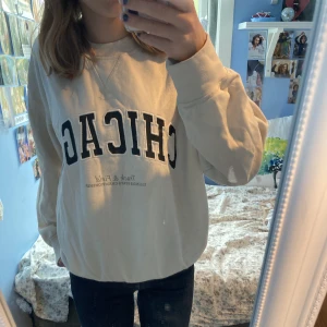 Beige sweatshirt - Beige sweatshirt från H&M. Använd ganska mycket och är lite nopprig men fortfarande fint skick! 