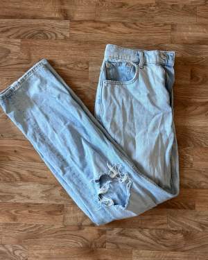 Bild 1 jeans i st 38 - PRIS 200 Kostymbyxor i st xs/S - pris 150 Skinbyxor i st S - PRIS 100
