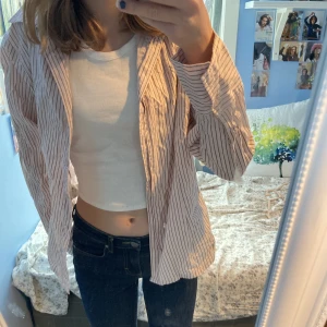 Ljusrosa skjorta - Ljusrosa skjorta från Broadway. Den är lite veckad bak i ryggen! Storlek L men sitter bra på mig som har XS! 