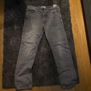 Säljer ett par feta gråa jeans från Jack&Jones Använda 2 ggr och är som nya Storlek ser ni på sista bilden! :) Fraktar via postnord! 