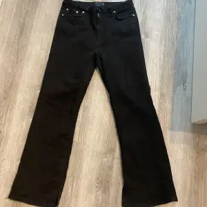 Svarta jeans från asos i storlek 32/28 petite . Jeansen har slits längst ner på bena och är använd ett fåtal gånger. 