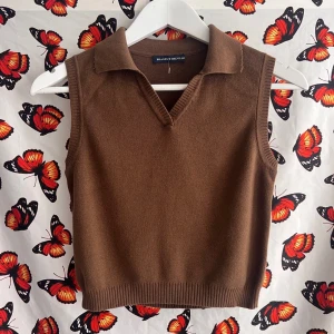 Stickad brun väst - Första och andra bilden är lånade. Fint skick!!