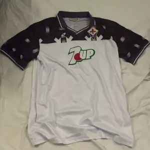 Säljer en fin fiorentina fotbolls t shirt aldrig använd storlek XXL men sitter som L-XL