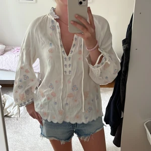 By malina blus - Vit broderad blus från by malina med trekvartsärmar!😍😍 Endast testad och har alla lapparna kvar samt orginalförpackning, nypris 2299kr!‼️sänkt pris‼️