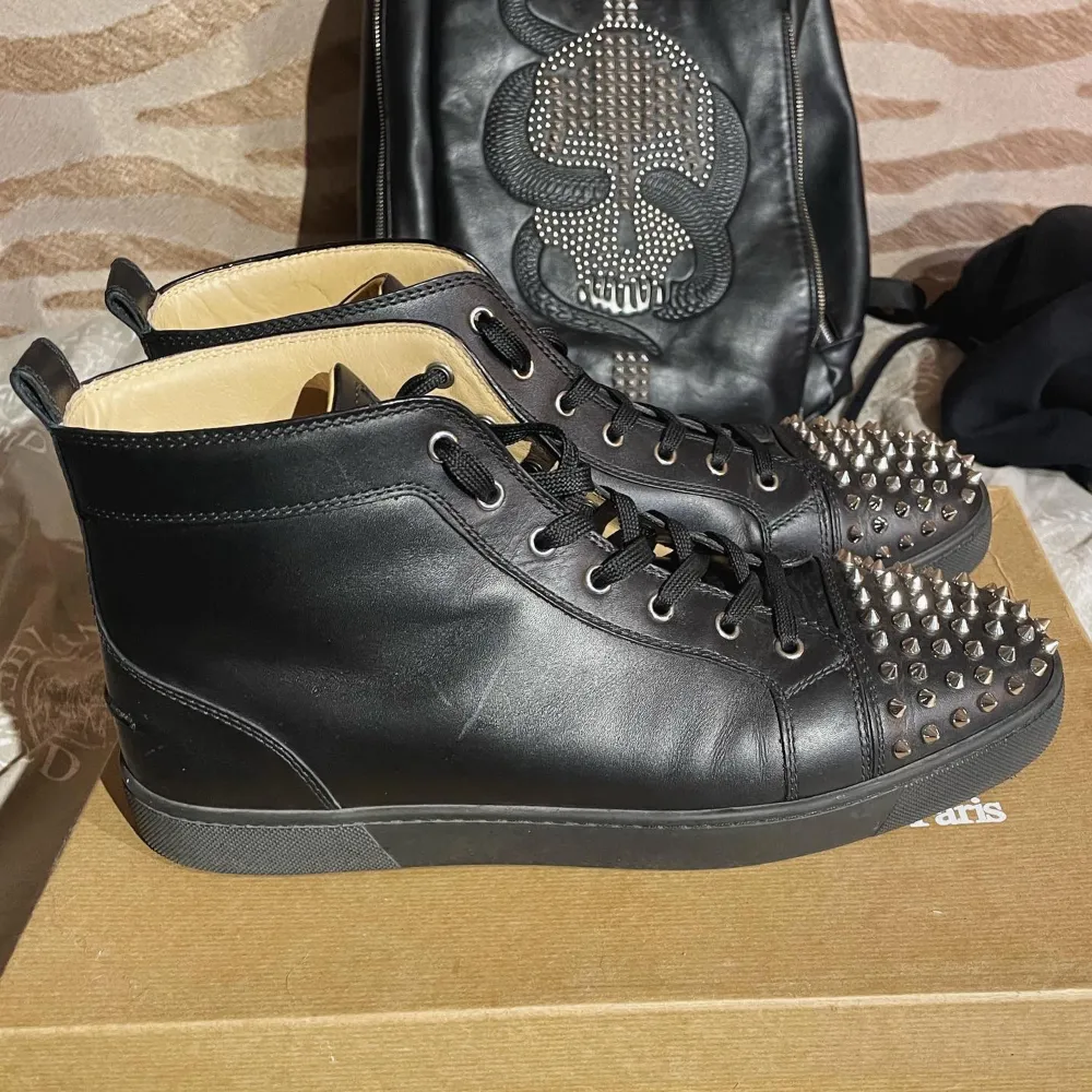 (New) Forsale:4.599kr Retail:14.000kr Christian Louboutin Louis Junior Spike High (Black) Size:46,5EU Condition:9/10 Everything Original Is Included  Box,Dustbags,Extra Spikes, etc Dm for more info&pics. Skor.