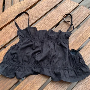 Topp  - Har en svart kort topp från H&M i storlek 38. Har aldrig kommit till användning så är i väldigt bra skick💕⚡️🌸💖💋🪩🌈