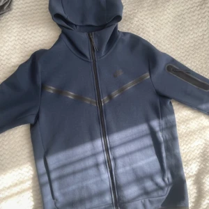 Nike tech kofta - Säljer nu min Nike tech kofta som endast är använd få tal gånger. Den är i storlek M, från mans avdelningenen. Köpt på Zalando i början på året och kommer tyvärr inte till användning🫶🏼 hör av dig vid frågor 