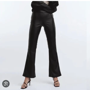 skinnbyxor - jättesnygga skinnbyxor från gina tricot med dragkedja på sidan, sitter så snyggt på☺️ jag är 171 cm lång och de är perfekt längd, inte för korta och inte för långa 😊