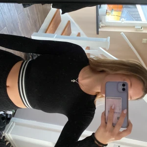 Långärmad magtröja  - Långärmad magtröja i storleken xs. Kanppt använd