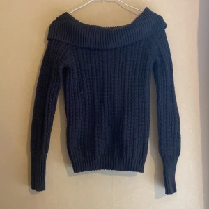 stickad offshoulder tröja - Stickad grå off-shoulder tröja 🫶 I perfekt skick!!