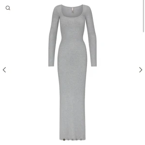 Skims shimmer - Soft lounge shimmer long sleeve dress.  Som ny. Använd 1 gång. Har så många skimsklänningar så alla kommer inte till användning. Orginalpris 1050 kr.  Passar även s. Mycket stretchigt material. Skriv för fler bilder.