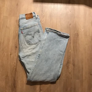 Levi’s jeans - Ett par snygga levi’s jeans i storlek 27 passar storleken S. Jeansen är i bra skick.
