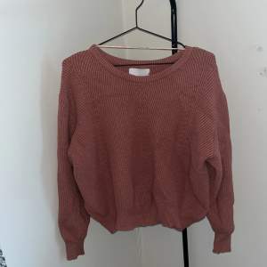 Säljer denna fina bruna stickade tröjan från Samsa Collection. Perfekt till hösten och kalla sommarnätter. Använd ett fåtal gånger.   Skriv vid intresse, pris kan diskuteras💕
