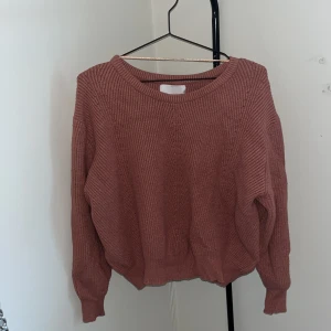 Stickad tröja  - Säljer denna fina bruna stickade tröjan från Samsa Collection. Perfekt till hösten och kalla sommarnätter. Använd ett fåtal gånger.   Skriv vid intresse, pris kan diskuteras💕
