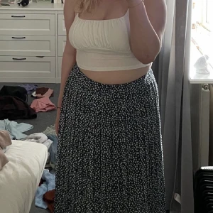 Långkjol - Säljer en långkjol som är i bra skick och är i storlek s , väldigt söt och har ett Blom mönster 