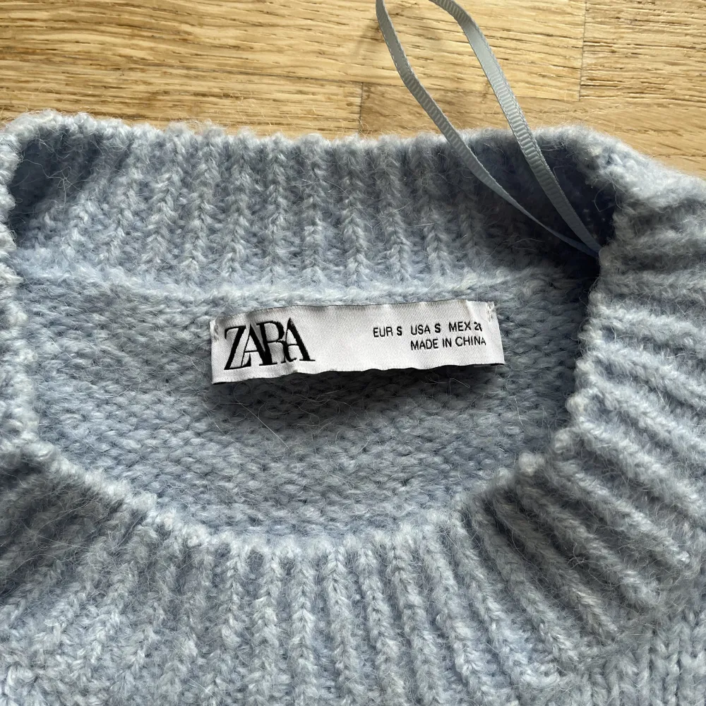 Denna superfina kortärmade stickade tröja från Zara, superfin färg och i nyskick 😘. Stickat.